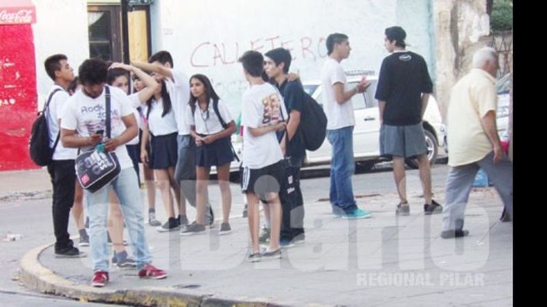 IDA Y VUELTA. Los alumnos suelen esperar bastante al colectivo..