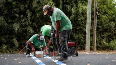 OBRAS. Achával recorrió los nuevos asfaltos en Alberti.