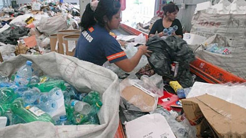 RECICLAJE. Con la recolección diferenciada buscan reducir los residuos..