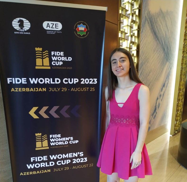 MUNDIAL. Candela junto al banner de la Copa del Mundo, en Bakú.