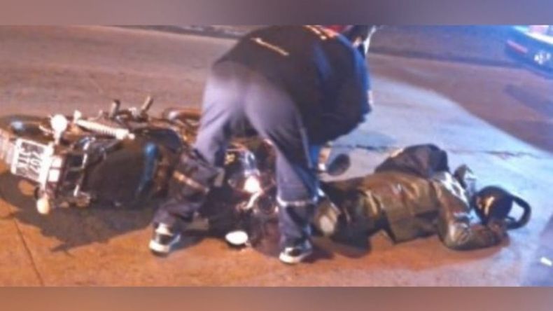 La víctima, de 42 años, es asistida luego del accidente. Foto: @juancaimpacto. .