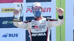 Matías Rossi festeja la victoria en el podio..