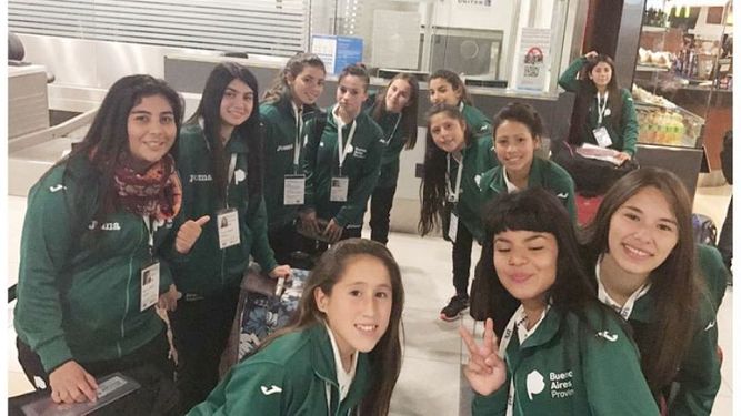 Excursión a China. Las chicas de la Escuela Municipal de Pilar tendrán un largo viaje para llegar a China. Las Cadetes viajaron a oriente como premio por ser las campeonas 2016 de los Juegos Bonaerenses en Fútbol. El domingo, antes de emprender el viaje a Doha (escala), posaron junto a los chicos de Trenque Lauquen, en Ezeiza. Este mediodía estarían llegando a Chengdu. .