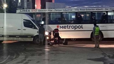 ESCENA. La combi embistió a ambos trabajadores. Fueron internados.
