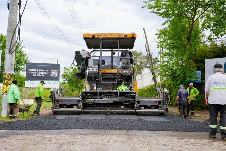 EN OBRA. La nueva máquina municipal trabaja en la calle Chubut.