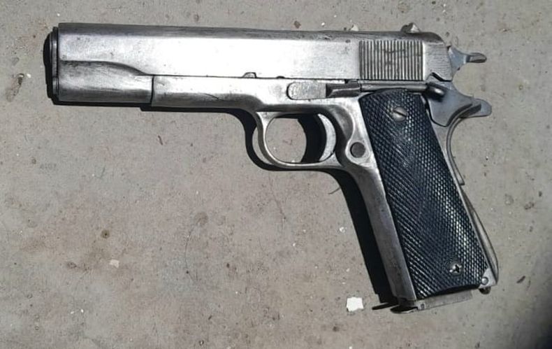 El arma descartada por los delincuentes en el momento de la huida.&nbsp;