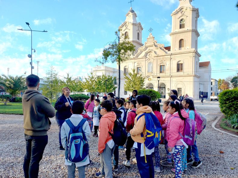 Recibimos a los alumnos de 3º de la EP Nº 8 de Astolfi. Juntos realizamos una recorrida por el #CascoHistórico de #Pilar. Con estas visitas desde la Dirección de Turismo fomentamos la recreación y la educación para nuestros estudiantes. Pilar Turismo / @PilarTurismo.