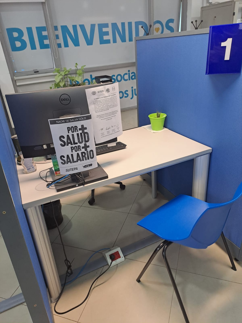 PUESTO VAC&Iacute;O. "Por m&aacute;s salud, por m&aacute;s salario", el reclamo del PAMI en Pilar durante la medida.