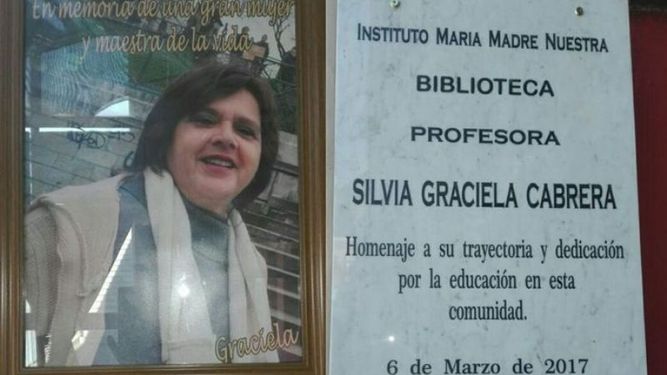 HOMENAJE. La foto y la placa que recuerdan a la docente en la escuela..