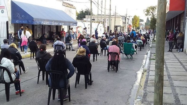 FUROR. Decenas de comerciantes hicieron cola ayer en una distribuidora de Pilar..