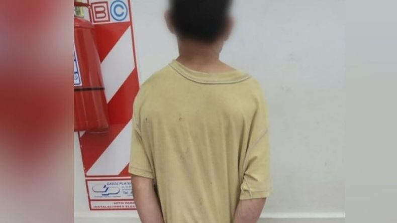 El menor de 15 años fue aprehendido cuando escapaba con las pertenencias robadas. .