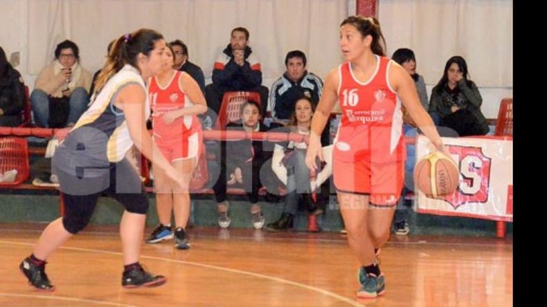 (FREDY CABALLERO). EN ACCIÓN. Jacqueline Falcon aportó 9 unidades en la noche del domingo..