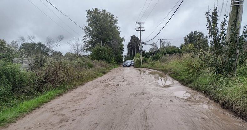 Esquina Colegio Rema, calle Calcagno, ni vereda para que los chicos lleguen cuando llueve. La calle intransitable. Hace años que se reclama al Municipio que arreglen la calle y sin respuesta. Adónde más hay que ir a reclamar. Deby y Angelina / @DeboraRodas.