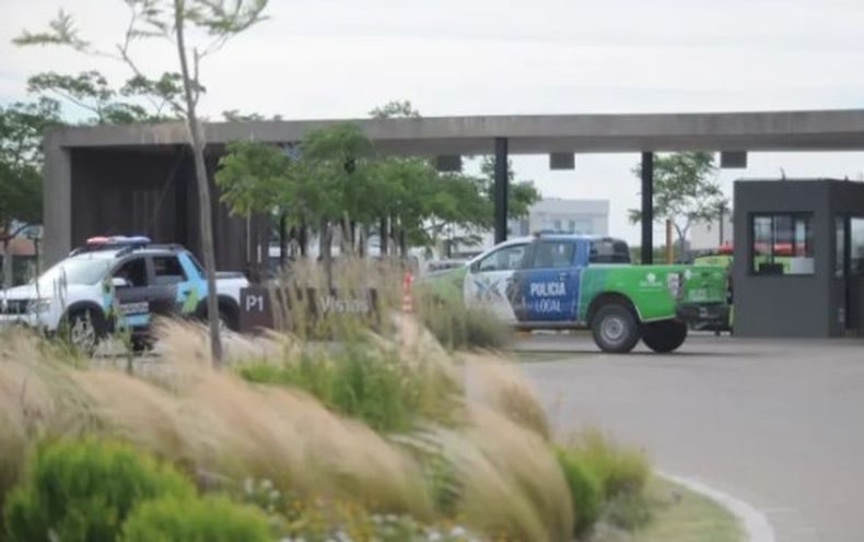 La polica en la entrada al complejo Puertos en Escobar