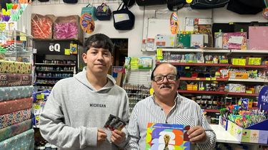 HISTÓRICO. Alfredo Ventura, en su local de la calle Tomás Márquez, con el álbum del Mundial. HISTÓRICO. Alfredo Ventura, en su local de la calle Tomás Márquez, con el álbum del Mundial.