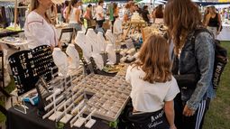 Este fin de semana llega una nueva edición del mercado de emprendedores Grand Market Open al complejo Pueblo Caamaño. Este fin de semana llega una nueva edición del mercado de emprendedores Grand Market Open al complejo Pueblo Caamaño.