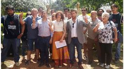 ¿TODOS UNIDOS? Los dirigentes, ayer, contra el cambio de autoridades..