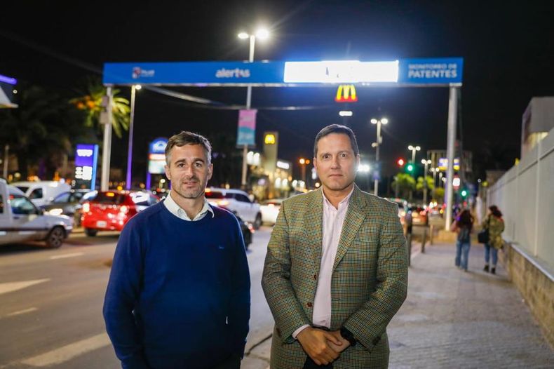 El intendente Federico Achával junto al secretario de Seguridad, Federico Kruse, en la inauguración del nuevo lector de patentes.&nbsp;