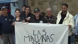 BANDERA. Nicolás González y veteranos de Escobar, con la bandera que hace historia.