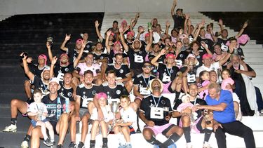 TRIBUNA. Los jugadores y dirigentes festejan la consagración juntos en el Carlos Barraza.