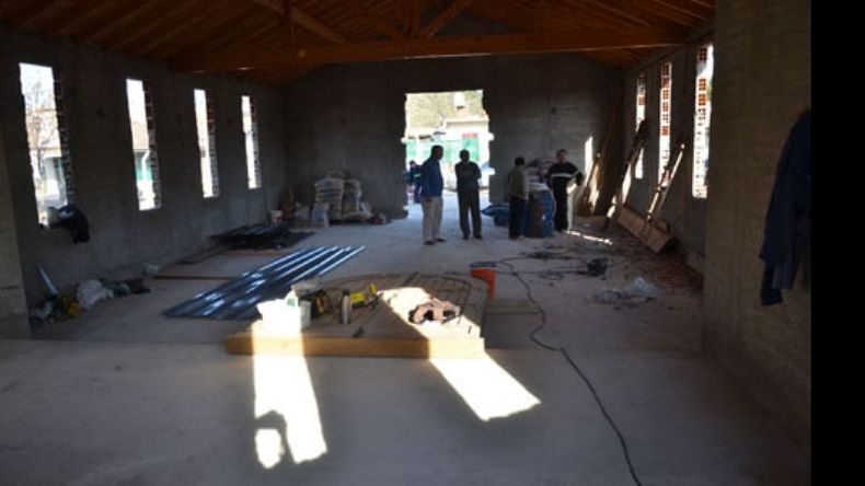 OBRAS. Vecinos y funcionarios, en la capilla..