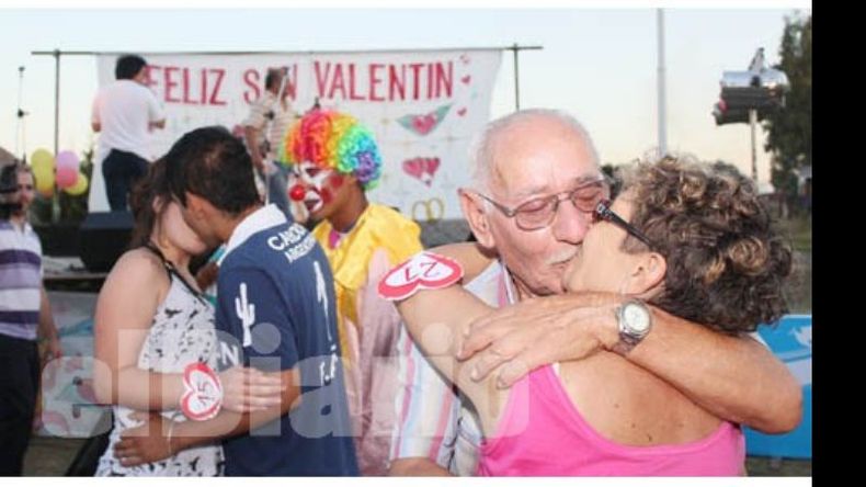 Casi en primer plano, Delio (78) y Martina (74), ganadores del concurso del beso más largo..