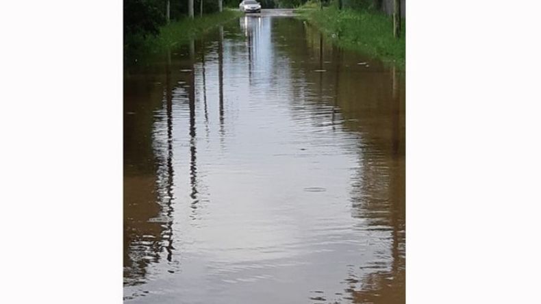 TODO AGUA. Así se encontraba ayer a la mañana la calle Uruguay, en Manzone. Desde hace semanas, los vecinos vienen reclamando que el Municipio la repare y ante la falta de respuestas, ya cortaron el acceso a Astolfi en dos oportunidades. Este viernes, volvería conla protesta y no descataron bloquear la Ruta 25..