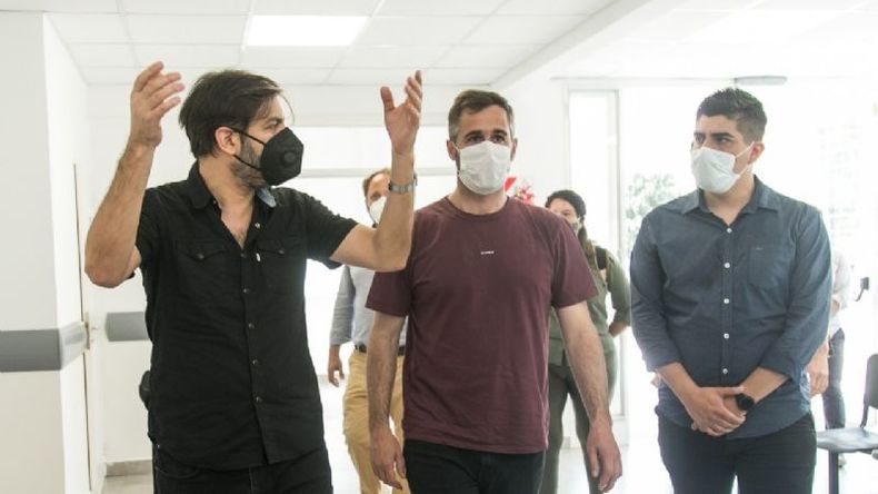 RECORRIDA. El jefe de Gabinete bonaerense, Carlos Bianco, junto a Achával, esta tarde en el nuevo centro de salud. .