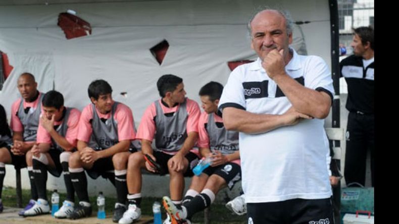 Oscar Santángelo fue uno de los grandes responsables en construir a este Fénix que ya está en la B Metropolitana. Arrancó en marzo de 2011, se bancó el descenso y con una base de jugadores armó el plantel que luego logaría el rápido retorno a la C. Tras una gran primera rueda y alcanzando el colchón de puntos peleando el título, un bajón futbolístico desencadenó su renuncia en la derrota 1-0 frente a El Porvenir..