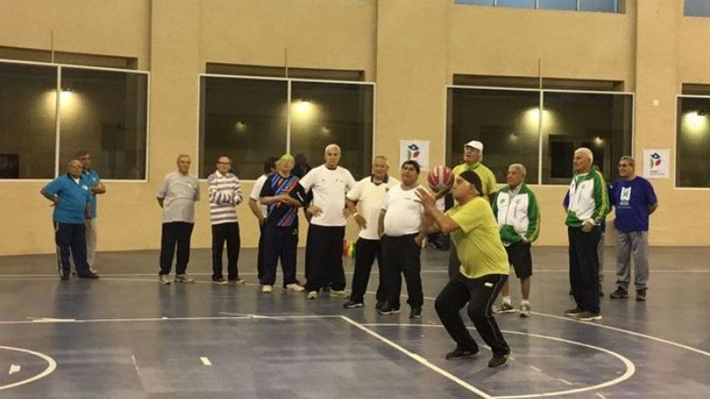 BÁSQUET. Quique Basterrica lanza; forma dupla con Mancini en el Pentatlón. .