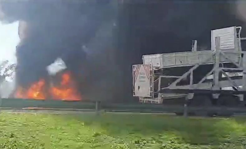 El accidente provocó el corte total de la Autopista del Oeste.