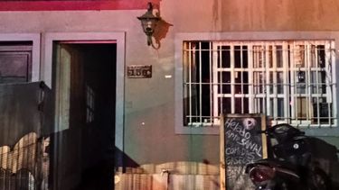 Se cree que el incendio se desató por una estufa colocada en uno de los ambientes del departamento. Se cree que el incendio se desató por una estufa colocada en uno de los ambientes del departamento.