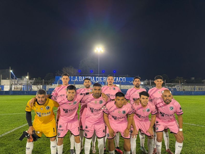 EQUIPO. El once inicial de Real Pilar que jugó el viernes por la noche en Burzaco.