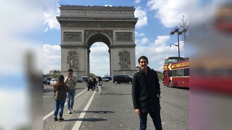 ARCO DEL TRIUNFO. Salazar mientras podía disfrutar su estadía en Francia..
