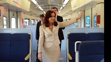 Saludo. La Presidenta recorrió uno de los nuevos trenes en la estación Sáenz Peña..