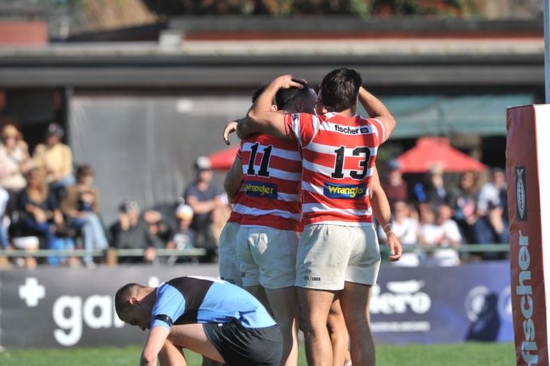 FELICIDAD. Los jugadores de Alumni festejan el triunfo en Tortuguitas antes del clásico.