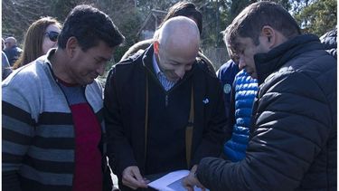 ENTREGA. Ducoté junto a Radaelli (ATE) y Arturo Sánchez (STM)..