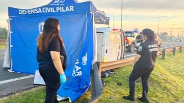 ESCENA DEL ACCIDENTE FATAL. La camioneta volcó sobre la autopista y su conductor murió en el acto.