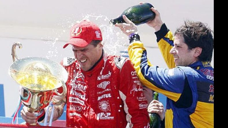 Rossi celebra con Sebastián Gómez, ganador de la carrera en Olavarría. El Misil fue de menor a mayor a lo largo del fin de semana y revirtió un arranque complicado. “El auto mejoró para la final”, aseguró..