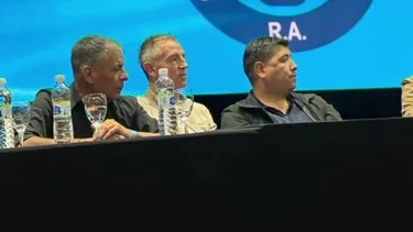 El paro se decidió por unanimidad este mediodía. El paro se decidió por unanimidad este mediodía.