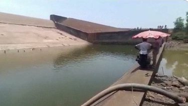 Un funcionario indio obliga a vaciar un pantano para recuperar su teléfono