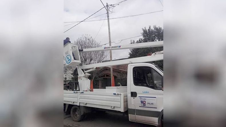 Villa Verde en reparación. Gracias a los reclamos realizados por nuestros vecinos, la Municipalidad del Pilar sigue con el arreglo de luminarias y el zanjeo en las calles del barrio. Foro Vecinal Villa Verde..