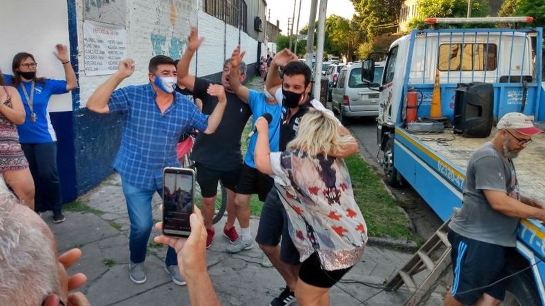 Azar festeja y canta el clásico ¡Dale campeón… dale campeón!.