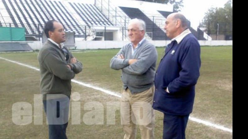 Inspectores de URBA recorrieron la cancha de Fénix para evaluar las condiciones..