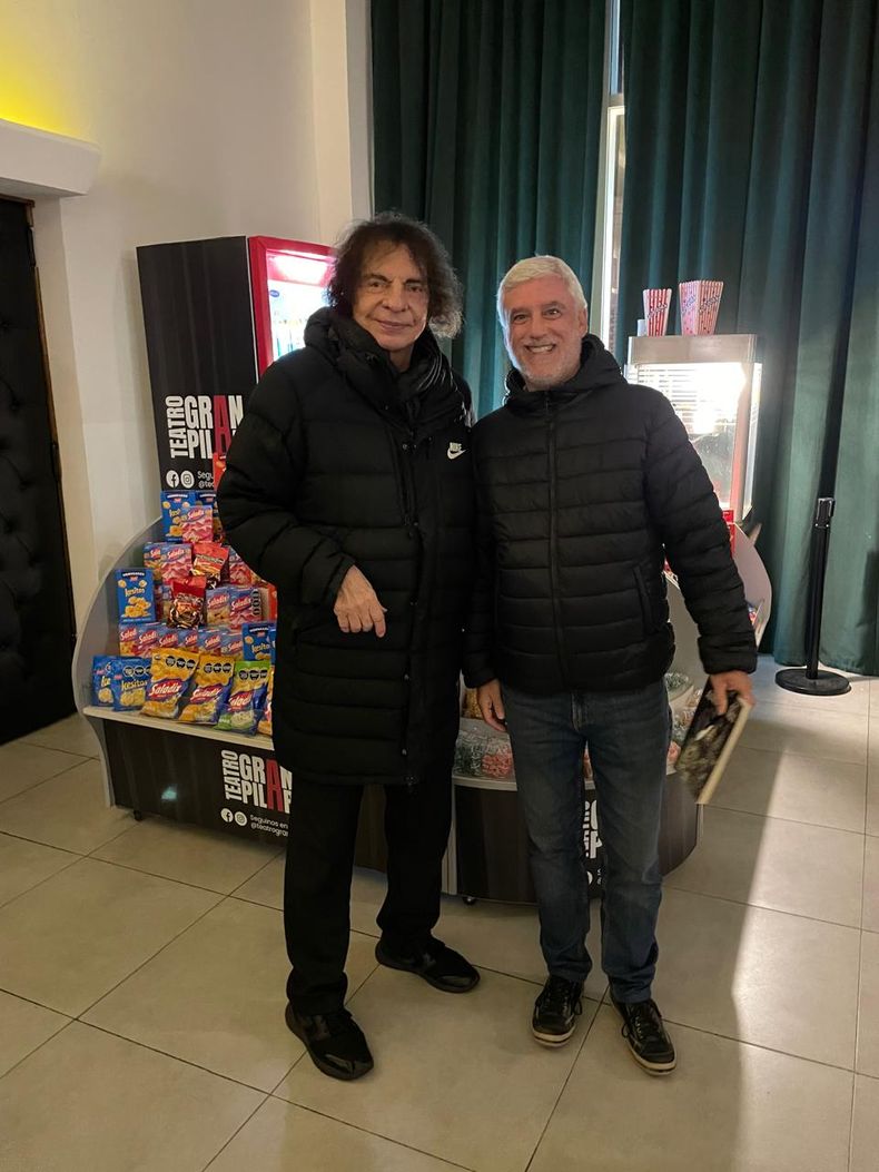 Con el &iacute;dolo. Alejandro Dolina visit&oacute; nuevamente el Teatro Gran Pilar y se encontr&oacute; con seguidores como Ramiro, vecino que pudo dialogar con el conductor radial e incluso se fue con un su libro firmado.