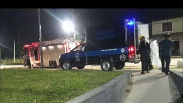 A METROS DE LA ESTACIÓN. Trabajaron bomberos de Derqui y policía.