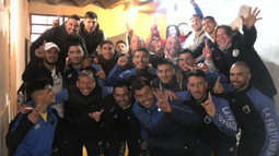 FELICIDAD. La Fraternidad festeja en el vestuario la goleada para ser únicos líderes..