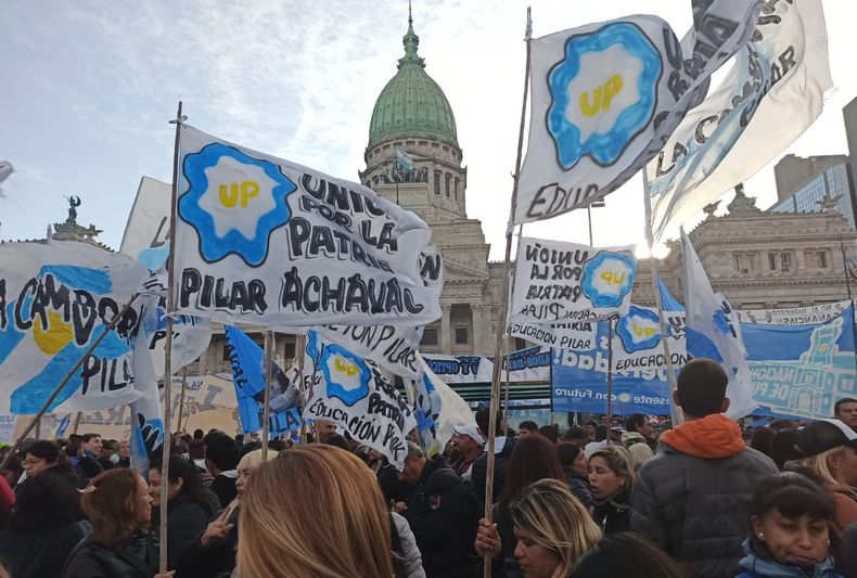 EN LA CALLE. Los militantes pilarenses esperan que empiece el debate por la Universidad.