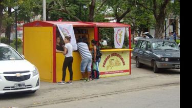 VENTA. Como cada año, ya hay puestos de venta en la plaza..