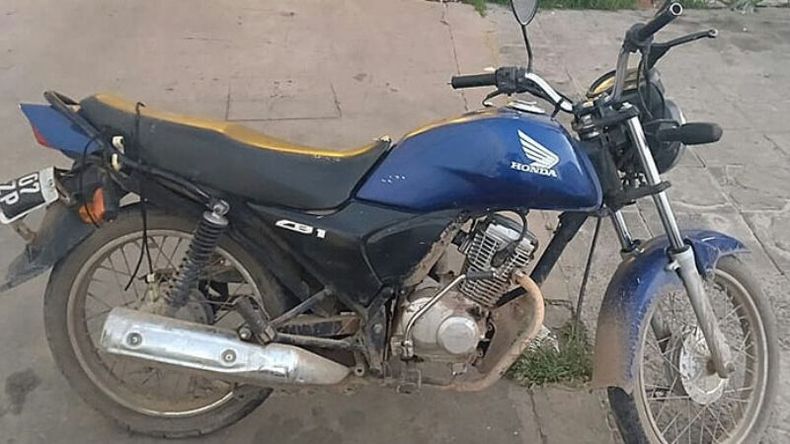 TRÁGICO. La moto en la que se desplazaba la víctima del primer accidente fatal..